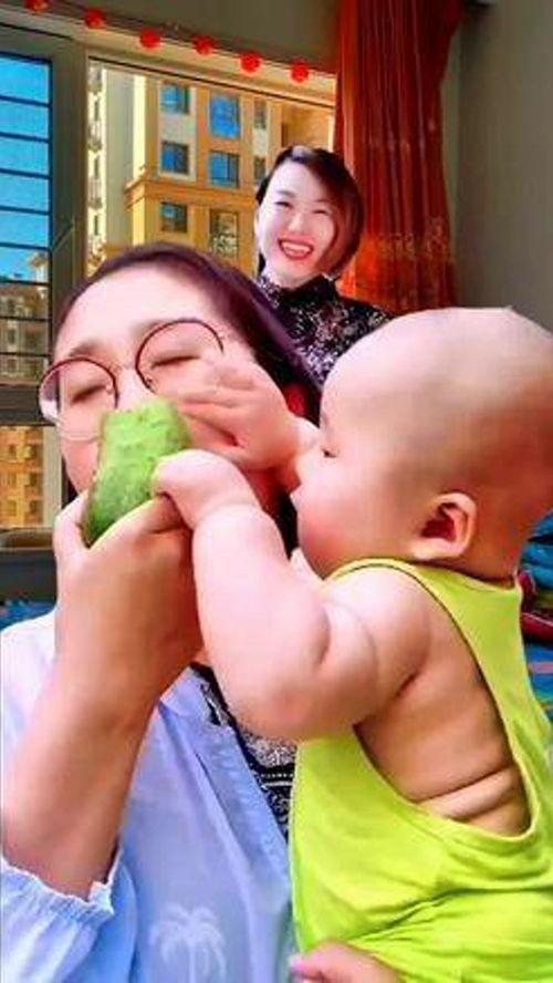 外国人吃瓜搞笑视频,搞笑视频里的中西文化碰撞