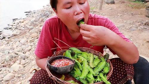 外国大妈吃酸王瓜视频在线观看,酸爽滋味引网友热议