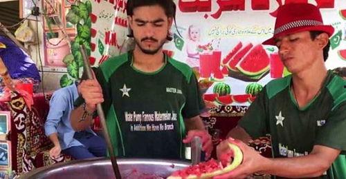 印度人吃瓜照视频,瓜果飘香，民众共享欢乐时光