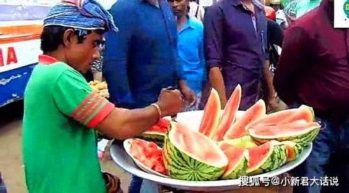 印度人吃瓜照视频,瓜果飘香，民众共享欢乐时光