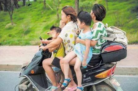 街头追小孩吃瓜视频下载,吃瓜群众围观下载热议