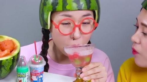 关于两姐妹吃瓜的视频,揭秘幕后趣事