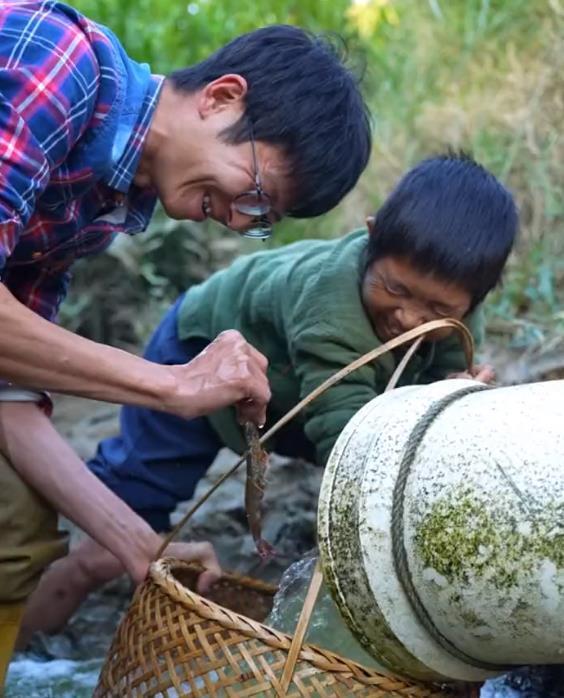 农人吃土瓜视频,农人现场品尝土瓜，感受田园风味