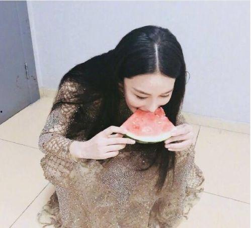 美女老乡吃瓜图片视频下载,美女同乡的吃瓜瞬间，视频图片下载回顾