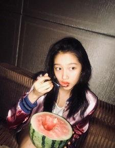 美女老乡吃瓜图片视频下载,美女同乡的吃瓜瞬间，视频图片下载回顾