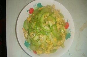 吃货吃角瓜炒鸡蛋视频,角瓜炒鸡蛋，家常菜中的清新佳肴