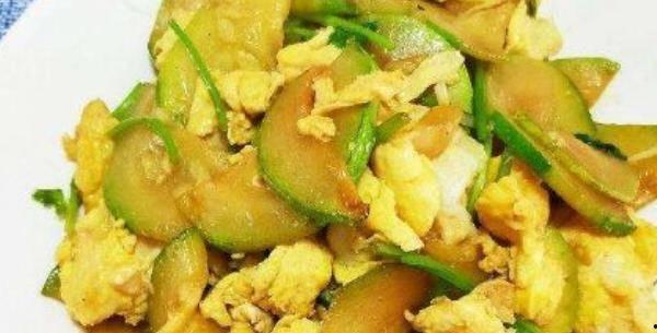 吃货吃角瓜炒鸡蛋视频,角瓜炒鸡蛋，家常菜中的清新佳肴